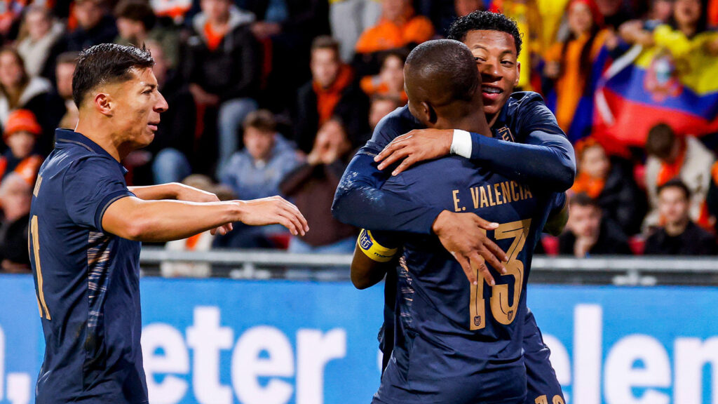 Enner Valencia från Ecuador firar med sina lagkamrater efter att ha gjort lagets första mål under den internationella träningsmatchen mellan Netherlands och Ecuador på Philips Stadion den 31 mars 2026 i Eindhoven, Nederländerna. (Källa: Marcel ter Bals/MTB-Photo/Alamy Live News)
