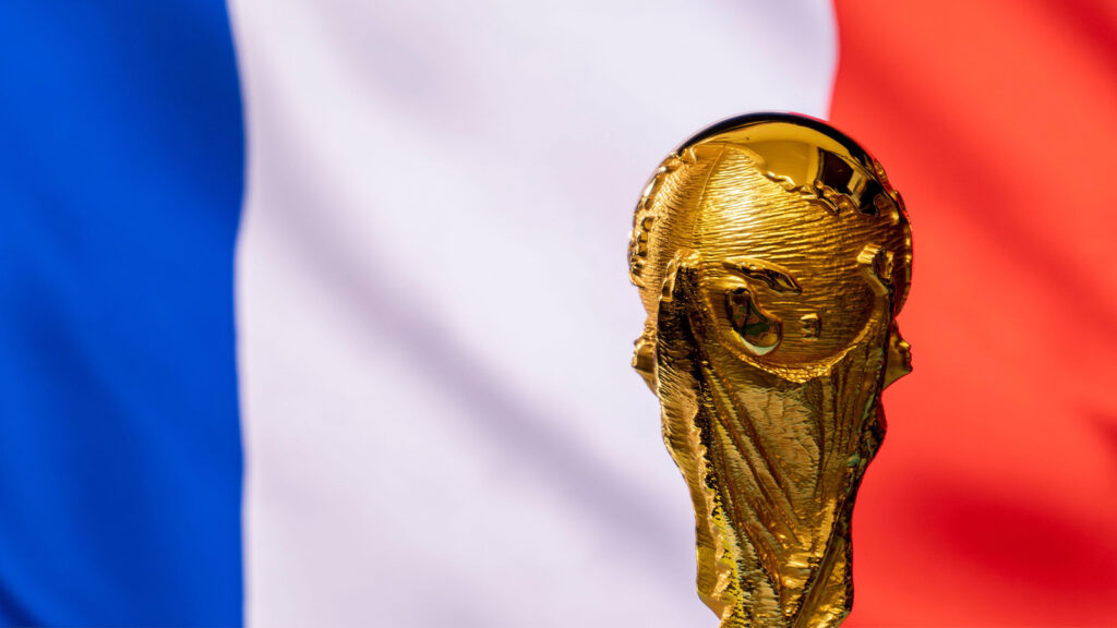 FIFA World Cup-pokalen mot bakgrund av Frances flagga.