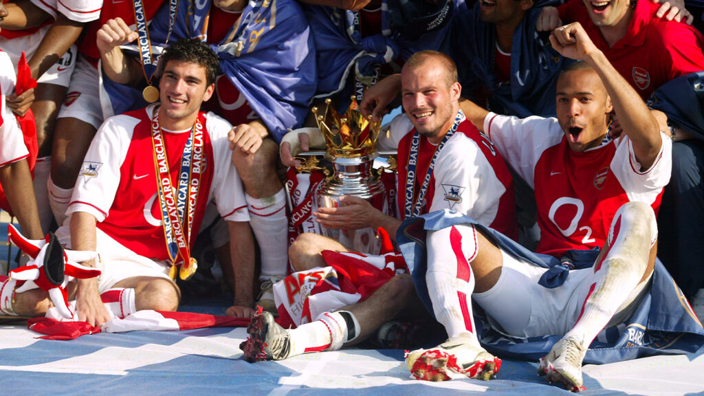 Fotboll – FA Barclaycard Premiership – Arsenal mot Leicester City. Arsenals spelare firar med Premier League-trofén (främre raden från vänster: Jose Antonio Reyes, Fredrik Ljungberg och Thierry Henry).
