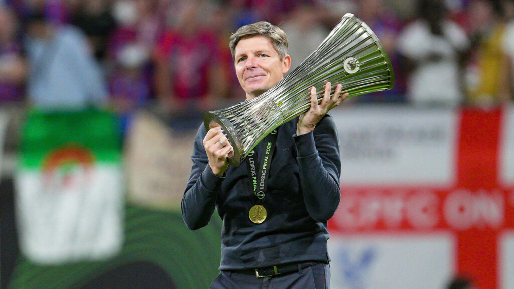 Leipzig, Tyskland. 27 maj 2026. Tränaren Oliver Glasner i Crystal Palace FC firar med pokalen efter segern i finalmatchen i UEFA Conference League 2026 mellan Crystal Palace FC och Rayo Vallecano på Red Bull Arena den 27 maj 2026 i Leipzig, Tyskland. Källa: SPP Sport Press Photo/Alamy Live News