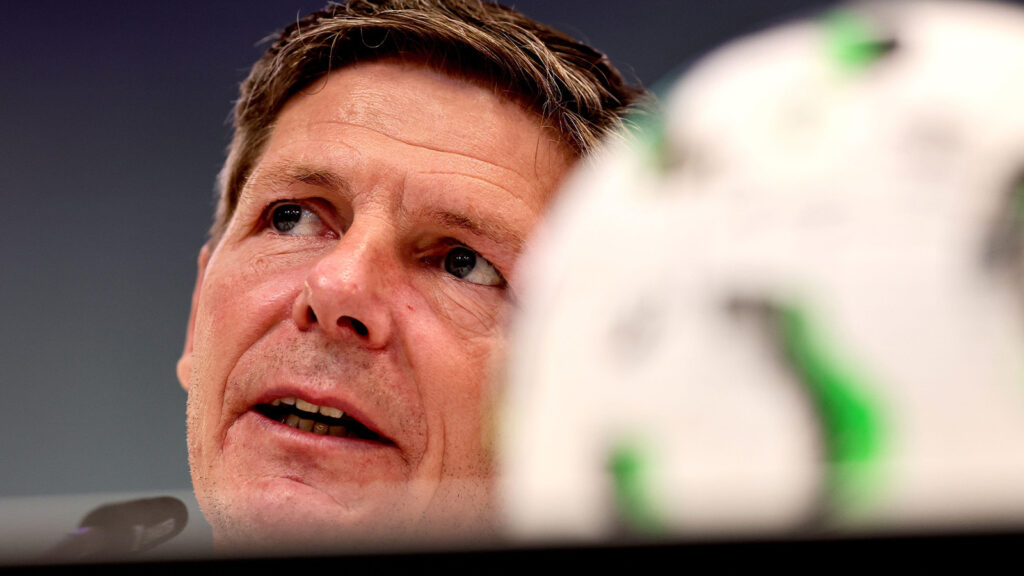 Oliver Glasner, tränare för Crystal Palace FC, deltar i en presskonferens i Leipzig, Tyskland, tisdagen den 26 maj 2026, dagen före finalen i UEFA Conference League mellan Crystal Palace FC och Rayo Vallecano på onsdagen. (Ronald Wittek/Poolfoto via AP)