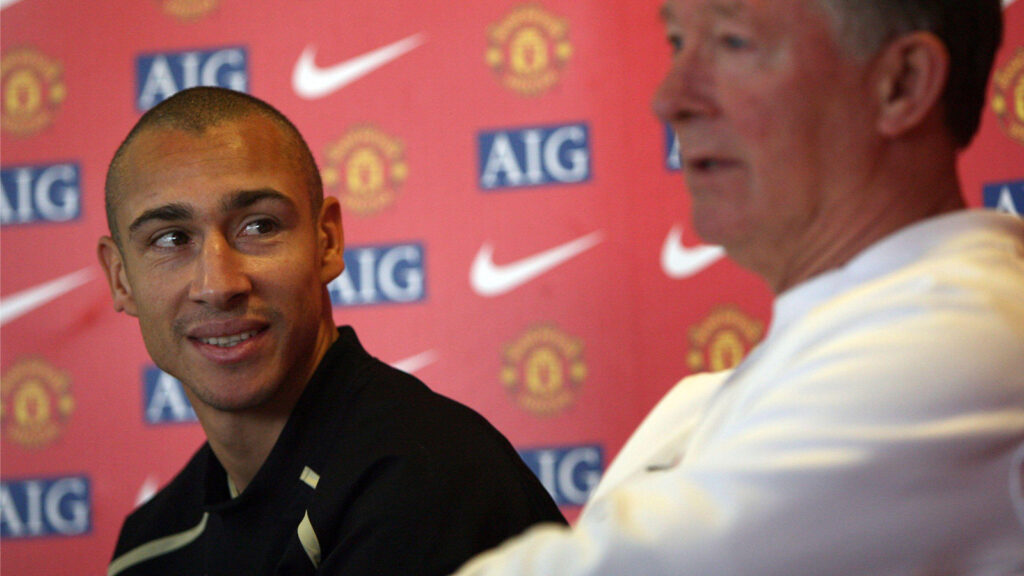 Manchester Uniteds nya lånervärvning, den svenske Helsingborgsspelaren Henrik Larsson, till vänster, ler under en presskonferens tillsammans med tränaren Sir Alex Ferguson på lagets träningsanläggning Carrington inför sin tio veckor långa period i klubben, i Manchester, England, onsdagen den 20 december 2006. Larssons låneavtal börjar på nyårsdagen och avslutas den 12 mars, vilket gör honom tillgänglig för upp till 14 matcher: åtta Premier League-matcher, upp till fyra FA-cupmatcher samt de två åttondelsfinalerna i Champions League mot Lille.
