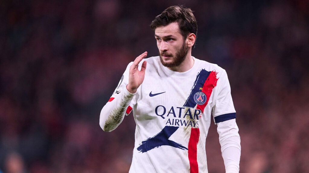 Khvicha Kvaratskhelia i Paris Saint-Germain FC ser på under matchen i UEFA Champions League 2025/26, ligafasen omgång 6, mellan Athletic Club och Paris Saint-Germain FC.
