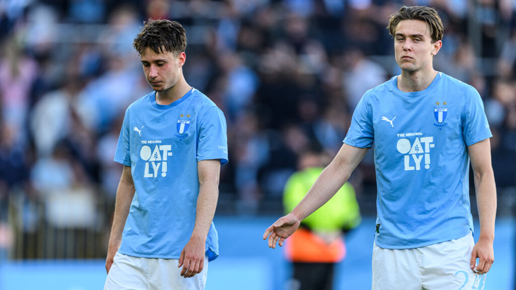 Malmö FFs Kenan Busuladzic och Oscar Sjöstrand deppar efter fotbollsmatchen i Allsvenskan mellan Malmö FF och Västerås den 24 maj 2026 i Malmö.


