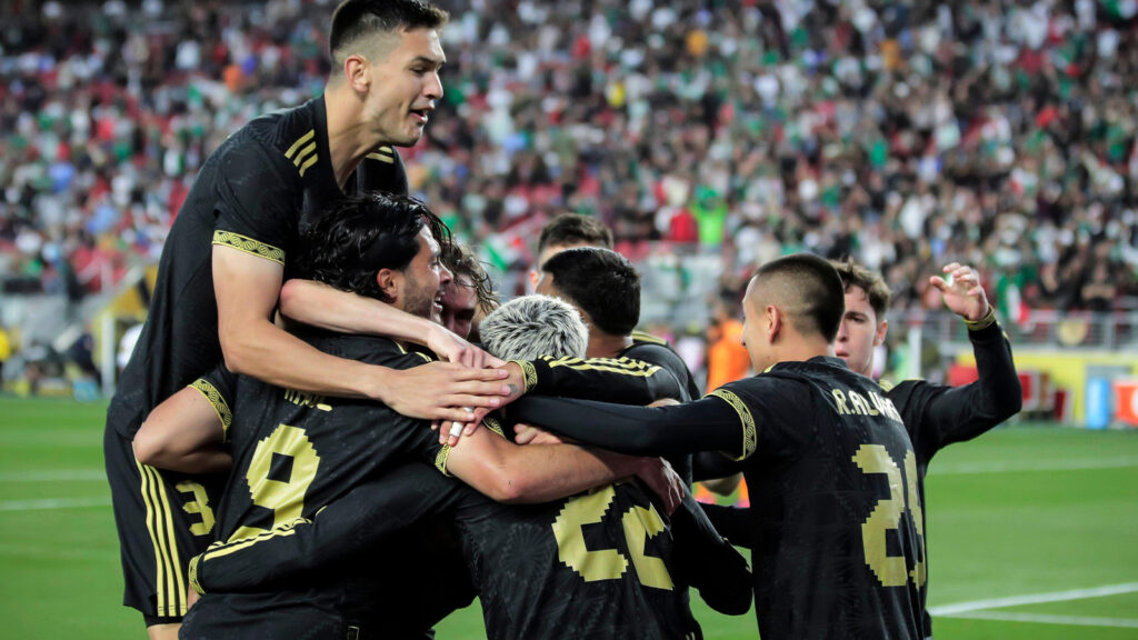 Spelare i Mexico firar tillsammans med Raúl Jiménez (9) efter att han gjort segermålet under andra halvlek i semifinalen av CONCACAF Gold Cup mot Honduras onsdagen den 2 juli 2025 i Santa Clara, Kalifornien. (Carlos Avila Gonzalez/San Francisco Chronicle via AP)

