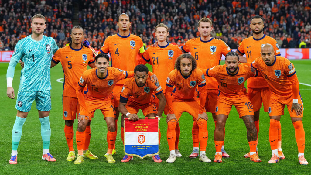 ARKIVBILD – Netherlandss spelare; målvakten Bart Verbruggen, Nathan Aké, Virgil van Dijk, Frenkie de Jong, Matthijs de Ligt och Cody Gakpo i den bakre raden från vänster, samt Tijjani Reijnders, Jurriën Timber, Xavi Simons, Memphis Depay och Donyell Malen i den främre raden från vänster, poserar för ett lagfoto inför en VM-kvalmatch till 2026 FIFA World Cup qualification i grupp G mellan Netherlands och Lithuania i Amsterdam, Nederländerna, måndagen den 17 november 2025. (AP Photo/Peter Dejong, arkivbild)
