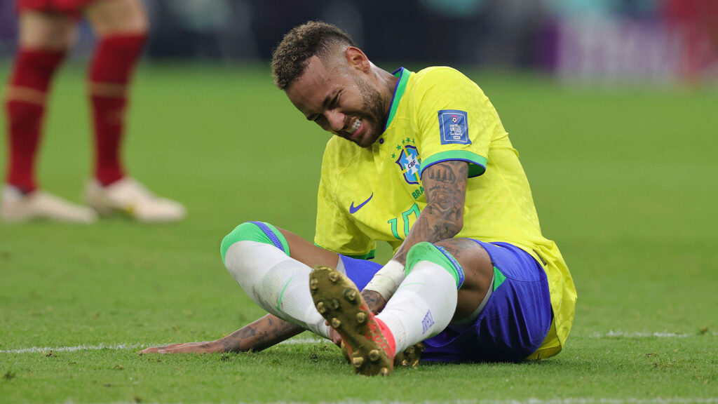 Doha, Qatar. 24 november 2022. Fotboll, 2022 FIFA World Cup i Qatar, gruppspel, grupp G, match 16 mellan Brazil och Serbia. Neymar från Brasilien ligger på marken skadad. Källa: dpa/Alamy Live News

