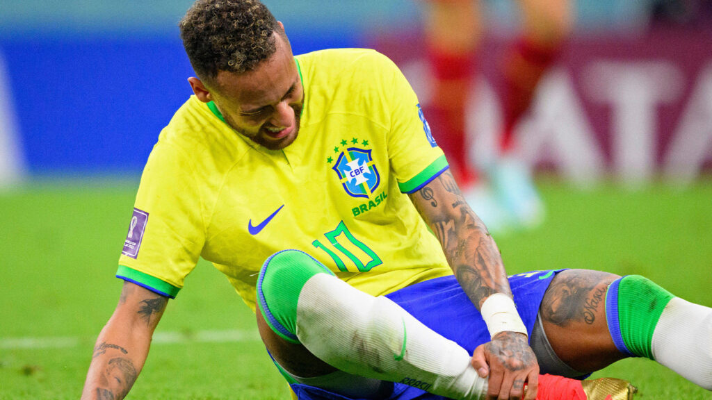 Neymar från Brazil håller sig om fotleden efter en skada under VM-matchen i grupp G mellan Brazil och Serbia på Lusail Stadium i Lusail, Qatar, torsdagen den 24 november 2022. (Laurent Gillieron/Keystone via AP)