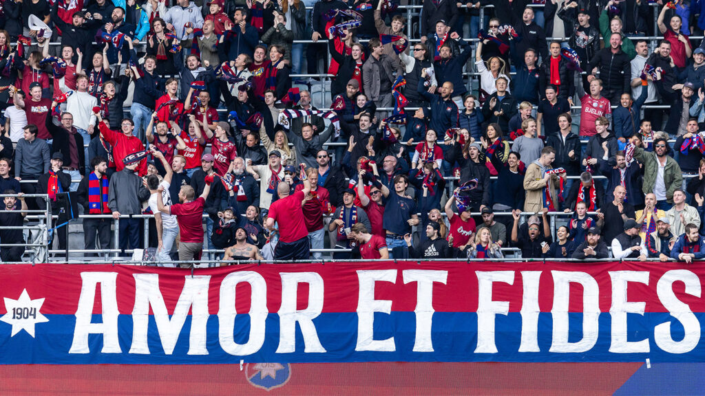 Örgrytes supportrar jublar efter 1-2 målet under fotbollsmatchen i Allsvenskan mellan Örgryte och IFK Göteborg den 18 maj 2026 i Göteborg.