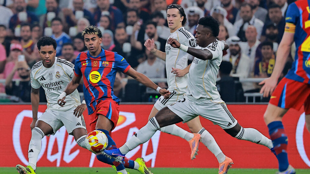 Fotboll, Supercupen. Fotboll – Spanska supercupen – Final – FC Barcelona mot Real Madrid – King Abdullah Sports City Stadium, Jeddah, Saudiarabien – 11 januari 2026. FC Barcelonas Lamine Yamal i aktion tillsammans med Real Madrids Álvaro Carreras, Real Madrids Vinícius Júnior och Real Madrids Rodrygo.
