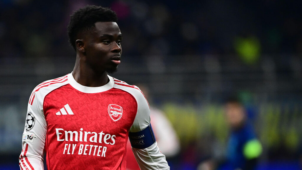 Bukayo Saka i Arsenal FC ser på under matchen i UEFA Champions League mellan Inter Milan och Arsenal FC på San Siro i Milan, Italien, den 20 januari 2026. Källa: Piero Cruciatti/Alamy Live News
