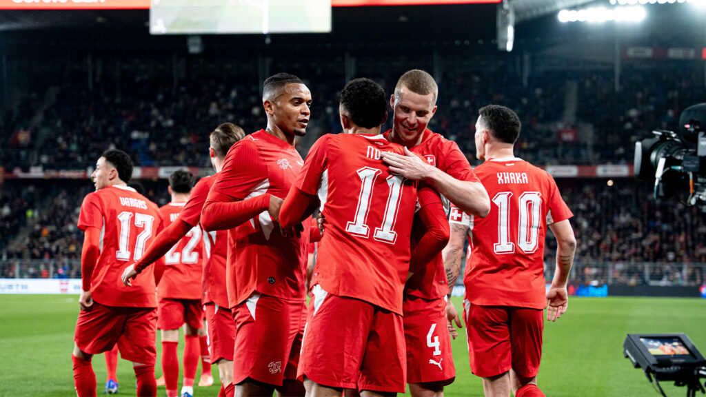 Basel, Schweiz. 27 mars 2026. Nico Elvedi (4, Schweiz), till höger, Dan Ndoye (11, Schweiz), i mitten, och Manuel Akanji (5, Schweiz), till vänster, firar lagets första mål som gjordes av Dan Ndoye under träningsmatchen mellan Switzerland och Germany på St. Jakob-Park den 27 mars 2026 i Basel, Schweiz. Källa: SPP Sport Press Photo/Alamy Live News