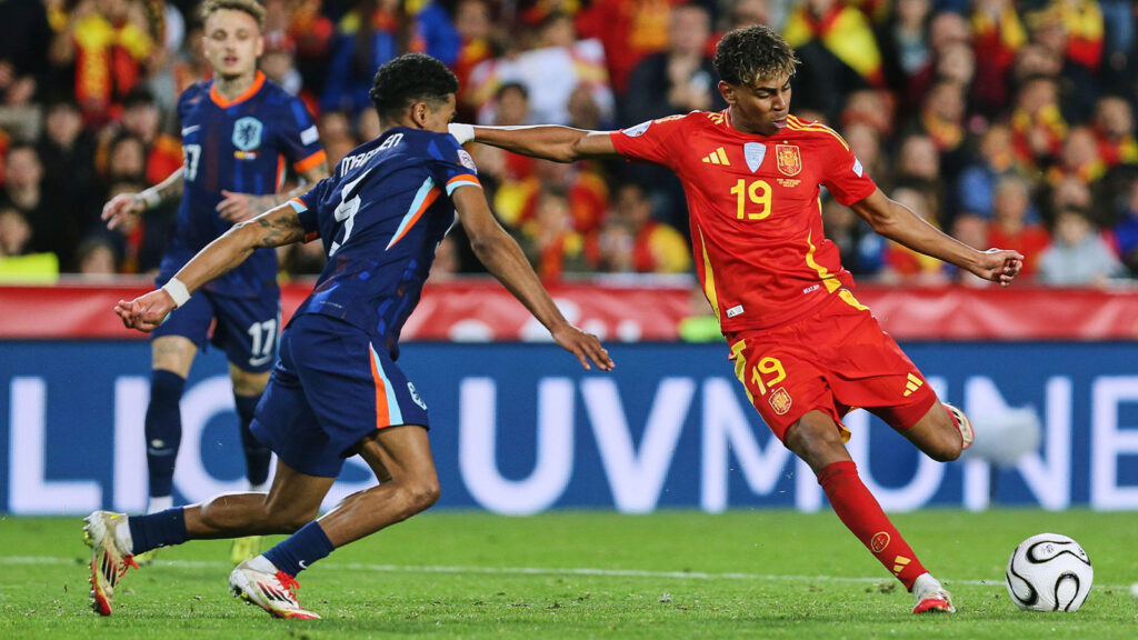ARKIVBILD – Lamine Yamal från Spain, till höger, gör lagets tredje mål under returmötet i kvartsfinalen av UEFA Nations League mellan Netherlands och Spain på Mestalla Stadium i Valencia, Spanien, söndagen den 23 mars 2025. (AP Photo/Alberto Saiz, arkivbild)

