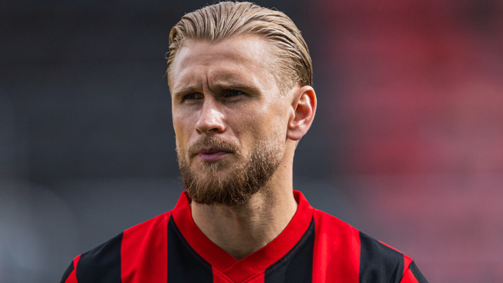 Brommapojkarnas Simon Strand inför fotbollsmatchen i Allsvenskan mellan Brommapojkarna och Västerås den 26 april 2026 i Stockholm.

