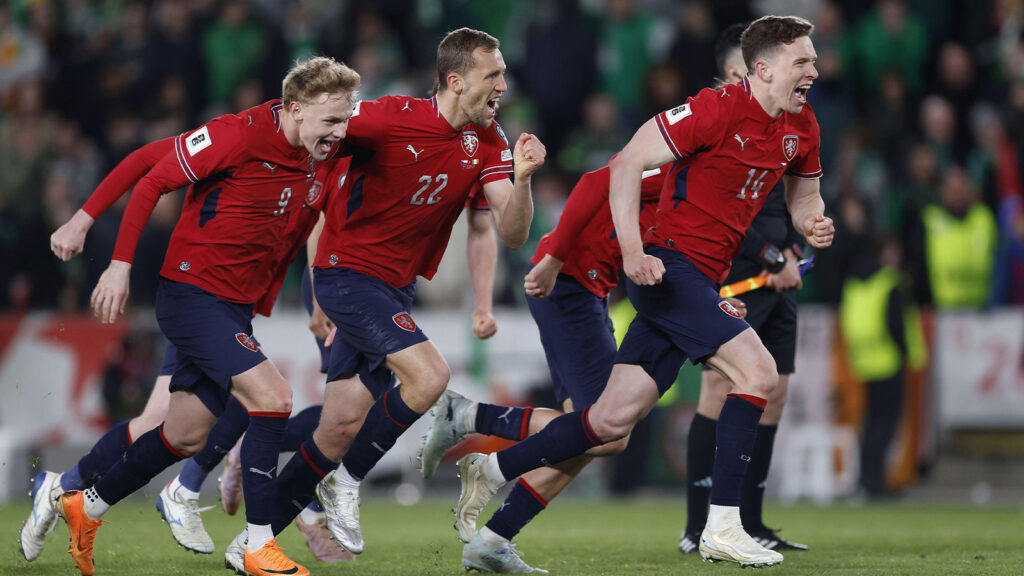 Adam Karabec, Tomáš Souček och Lukáš Provod från Czech Republic i semifinalen av det europeiska playoff-kvalet till FIFA World Cup qualification, matchen mellan Tjeckien och …
