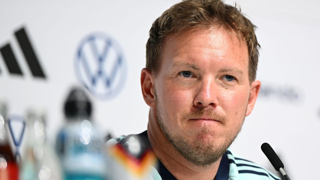 Herzogenaurach, Tyskland. 27 maj 2026. Fotboll, landslaget, start på turneringsförberedelserna inför VM-slutspelet. Vid upptaktens presskonferens sitter förbundskapten Julian Nagelsmann på podiet. Foto: Federico Gambarini/dpa.

VIKTIG ANMÄRKNING: I enlighet med reglerna från DFL Deutsche Fußball Liga och DFB Deutscher Fußball-Bund är det förbjudet att använda, eller låta använda, fotografier tagna på stadion och/eller från matchen i form av sekvensbilder och/eller videoliknande bildserier. Källa: dpa/Alamy Live News
