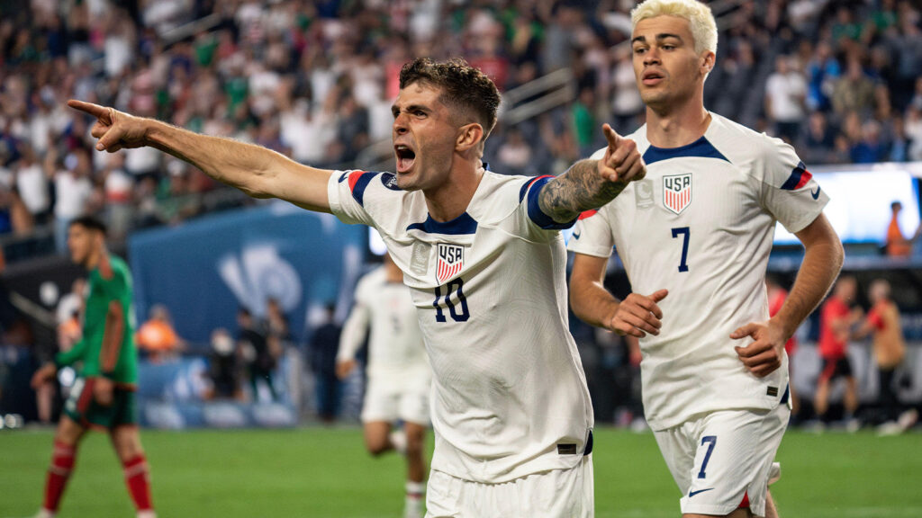 Christian Pulisic (10), anfallare i United States, firar ett mål under semifinalen i CONCACAF Nations League mot Mexico torsdagen den 15 juni 2023.