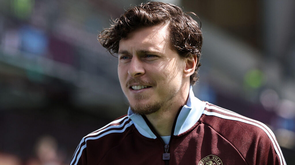 Turf Moor, Burnley, Lancashire, Storbritannien. 10 maj 2026. Premier League-fotboll, Burnley mot Aston Villa; Victor Lindelöf från Aston Villa anländer till stadion.
