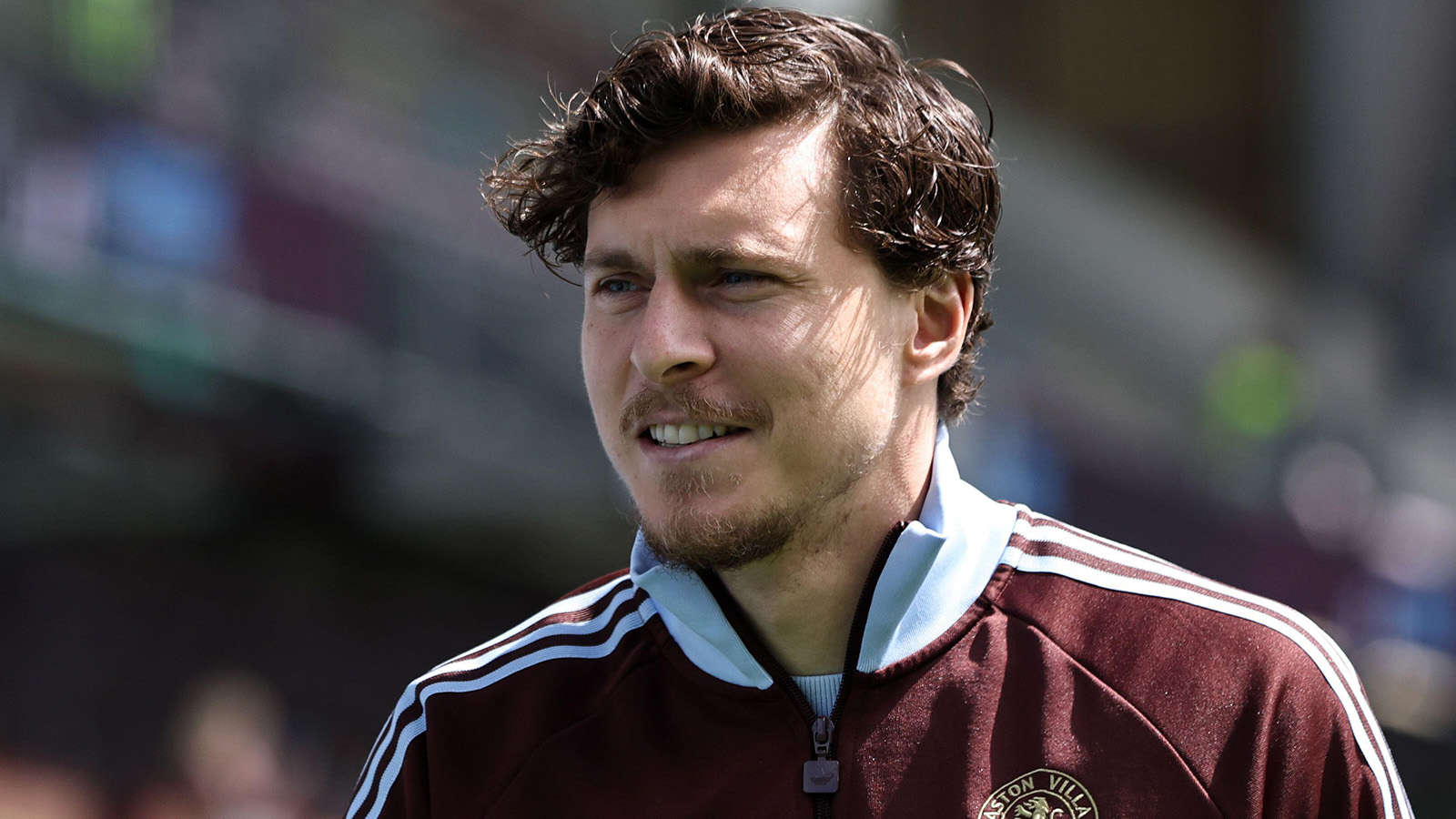 Turf Moor, Burnley, Lancashire, Storbritannien. 10 maj 2026. Premier League-fotboll, Burnley mot Aston Villa; Victor Lindelöf från Aston Villa anländer till stadion.