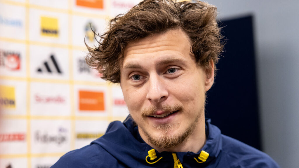 Victor Nilsson Lindelöf från Sweden intervjuas efter playofffinalen i FIFA World Cup qualification mellan Sweden och Poland den 31 mars 2026 i Stockholm.