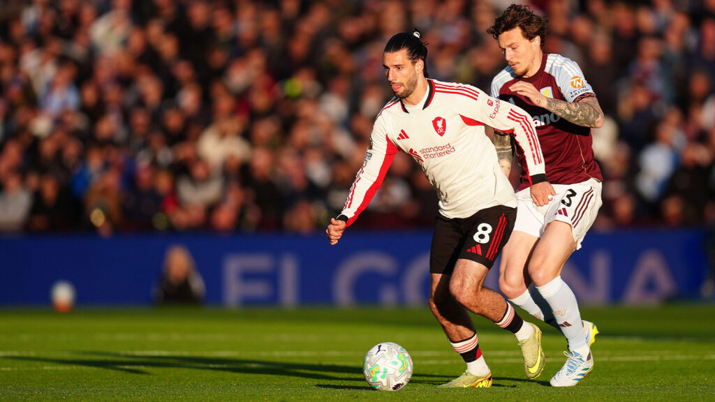 Aston Villas Victor Lindelöf (till höger) och Liverpools Dominik Szoboszlai kämpar om bollen under Premier League-matchen på Villa Park i Birmingham. Bilddatum: fredag 15 maj 2026.
