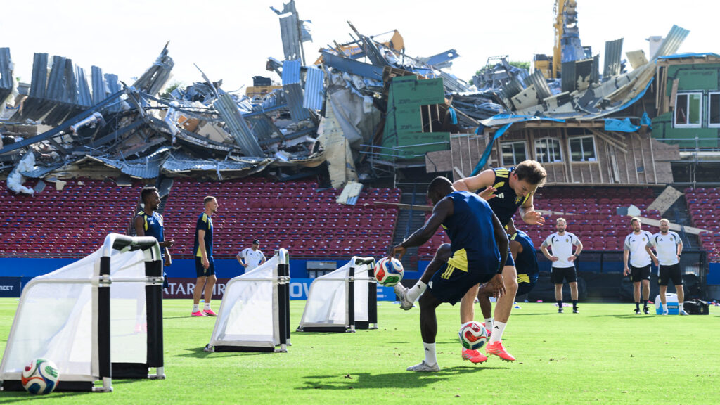 **Spelare i det svenska herrlandslaget under en träning under dag 14 av fotbolls-VM 2026 den 24 juni 2026 i Dallas.**
