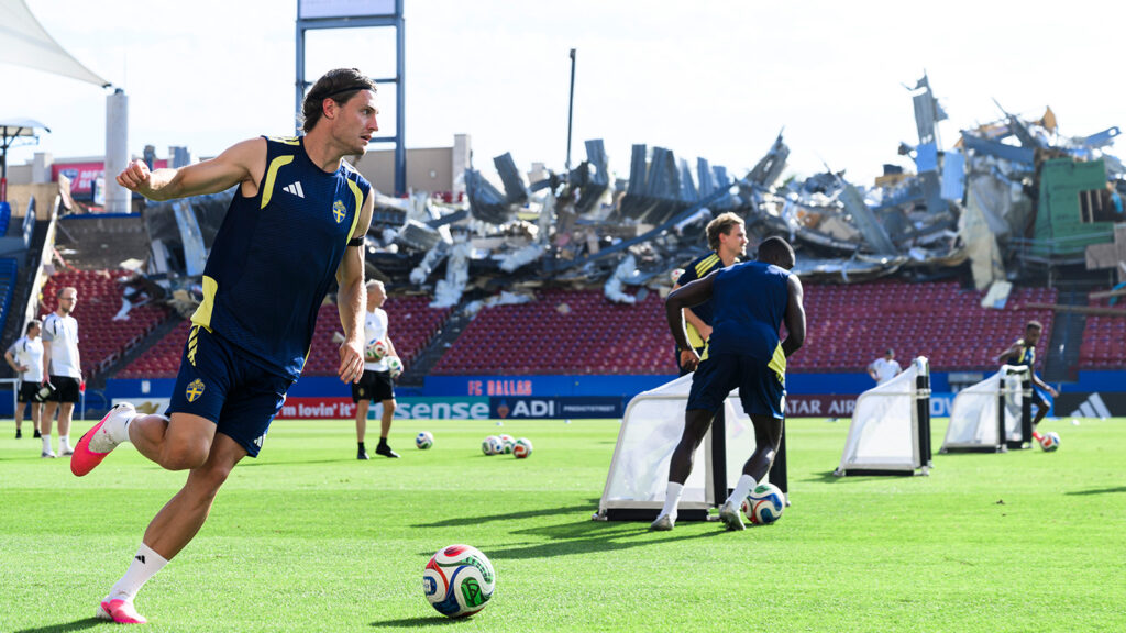 **Spelare i det svenska herrlandslaget under en träning under dag 14 av fotbolls-VM 2026 den 24 juni 2026 i Dallas.**

