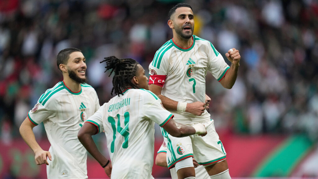 ARKIVBILD – Riyad Mahrez från Algeria firar efter att ha gjort lagets andra mål under grupp E-matchen i Africa Cup of Nations mellan Algeria och Sudan i Rabat, Morocco, onsdagen den 24 december 2025. (AP Photo/Mosa'ab Elshamy, arkivbild)