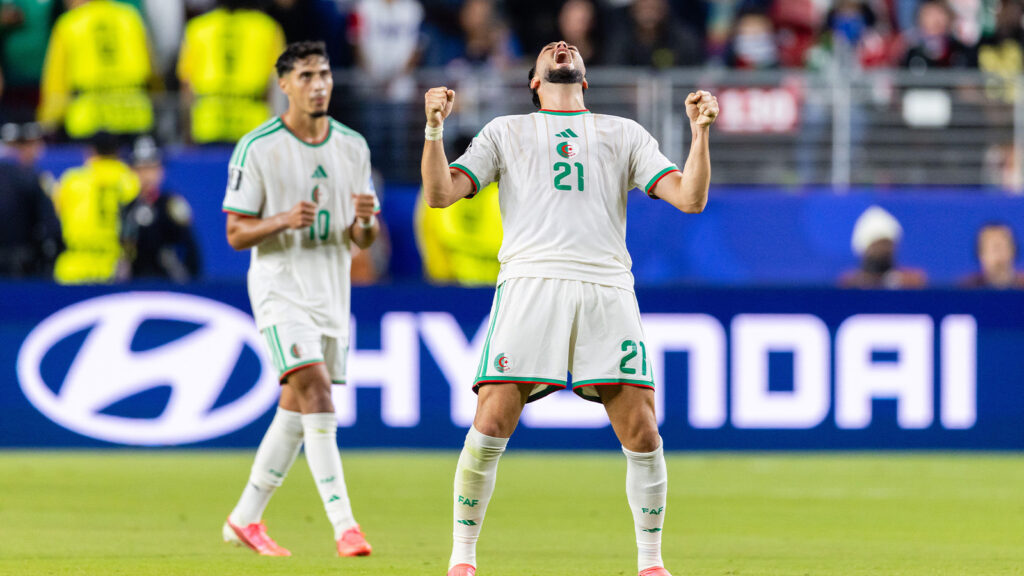 **Santa Clara, Kalifornien – 22 juni 2026. Ramy Bensebaini (#21) från Algeriet firar efter segern i grupp J-matchen i fotbolls-VM 2026 mellan Jordanien och Algeriet på San Francisco Bay Area Stadium i Santa Clara, Kalifornien. Foto: Matthew Huang/Icon Sportswire (via AP Images).**
