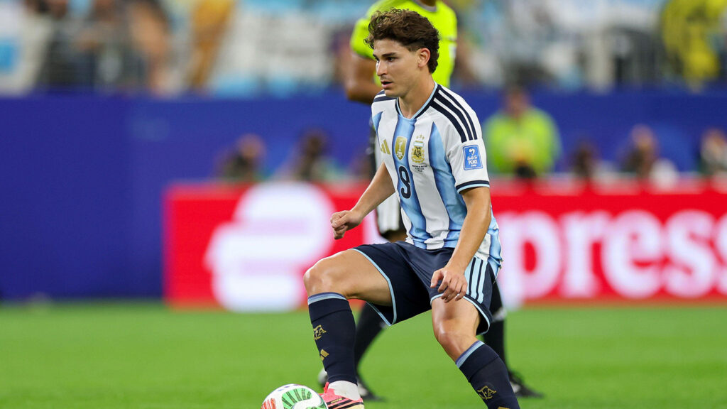 **Julián Álvarez från Argentina kontrollerar bollen under grupp J-matchen i fotbolls-VM 2026 mellan Argentina och Österrike på Dallas Stadium den 22 juni 2026 i Dallas, USA. (Foto: Torbjørn Tande/DeFodi Images)**
