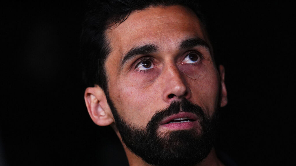 **Real Madrids huvudtränare Álvaro Arbeloa sitter på bänken före La Liga-matchen mellan Real Madrid och Athletic i Madrid, Spanien, lördagen den 23 maj 2026. (AP Photo/Manu Fernandez)**
