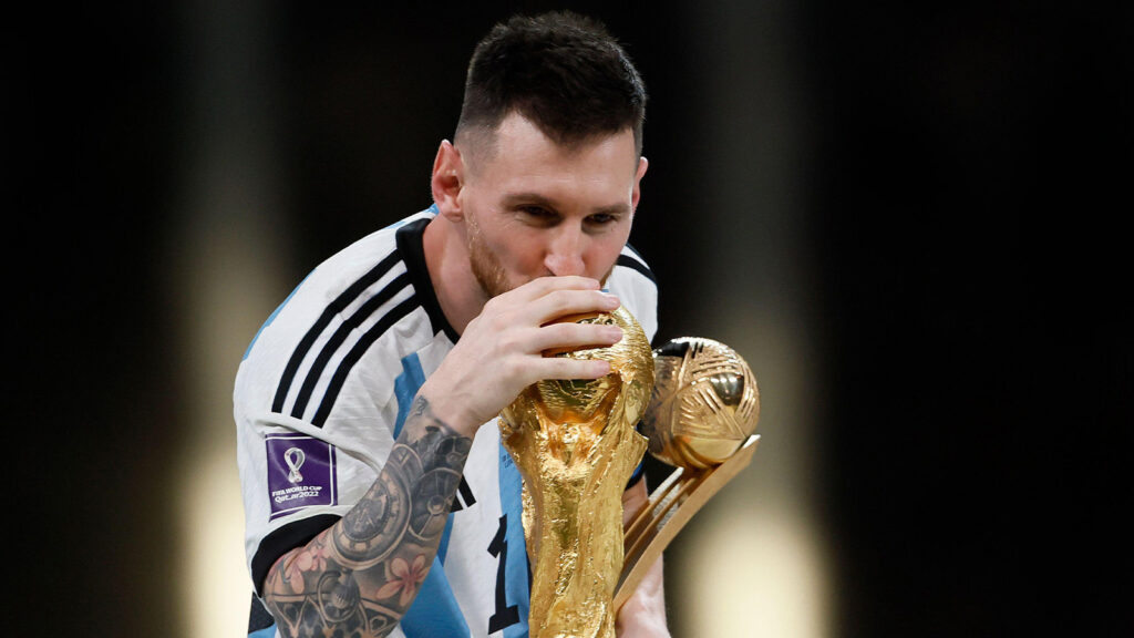 Lionel Messi från Argentina kysser VM-pokalen efter finalen i 2022 FIFA World Cup mellan Argentina och France på Lusail Stadium den 18 december 2022 i Lusail, Qatar.
