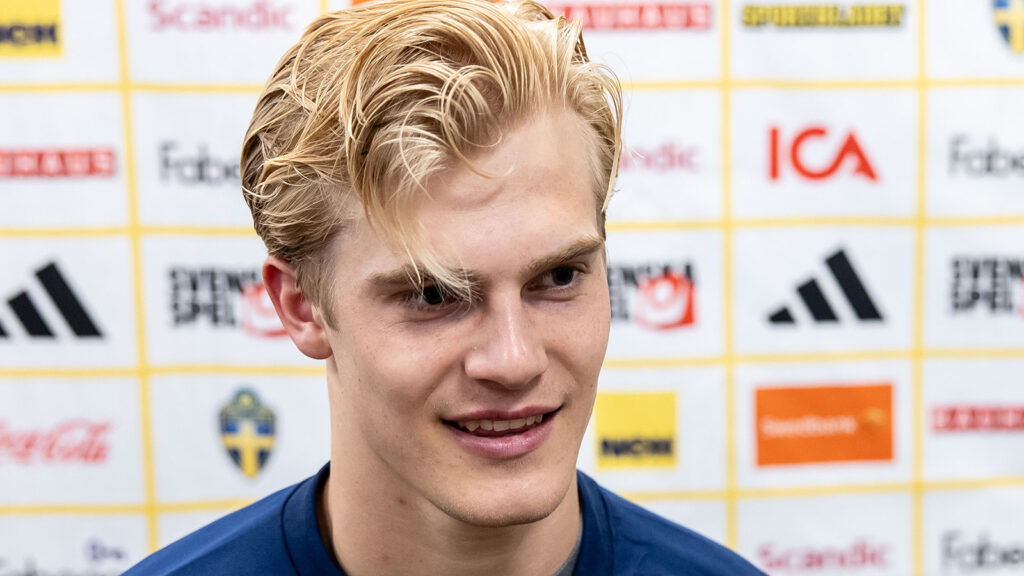 **Lucas Bergvall i Sverige intervjuas i mixed zone efter playofffinalen i VM-kvalet i fotboll mellan Sverige och Polen den 31 mars 2026 i Stockholm.**