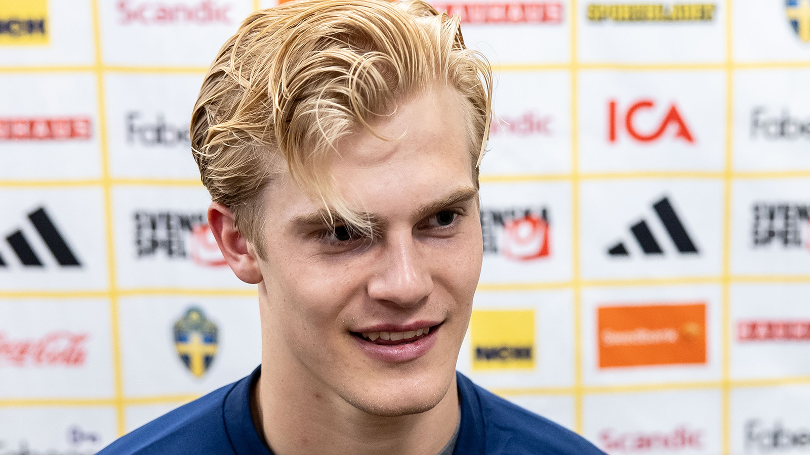 **Lucas Bergvall i Sverige intervjuas i mixed zone efter playofffinalen i VM-kvalet i fotboll mellan Sverige och Polen den 31 mars 2026 i Stockholm.**