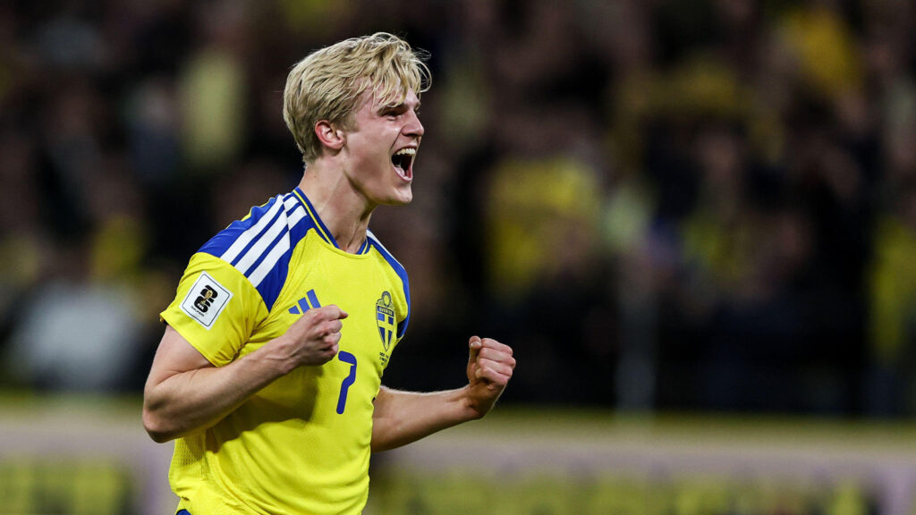 Solna, Sweden. Lucas Bergvall firar efter att ha gjort mål under playoff-finalen i de europeiska VM-kvalet till 2026 FIFA World Cup qualification mellan Sweden och Poland på Strawberry Arena. Slutresultat: Sweden 3–2 Poland.

