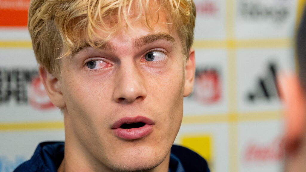 **Lucas Bergvall i den mixade zonen efter Sveriges landslagsträning inför fotbolls-VM 2026 den 10 juni 2026 i Dallas, USA.**