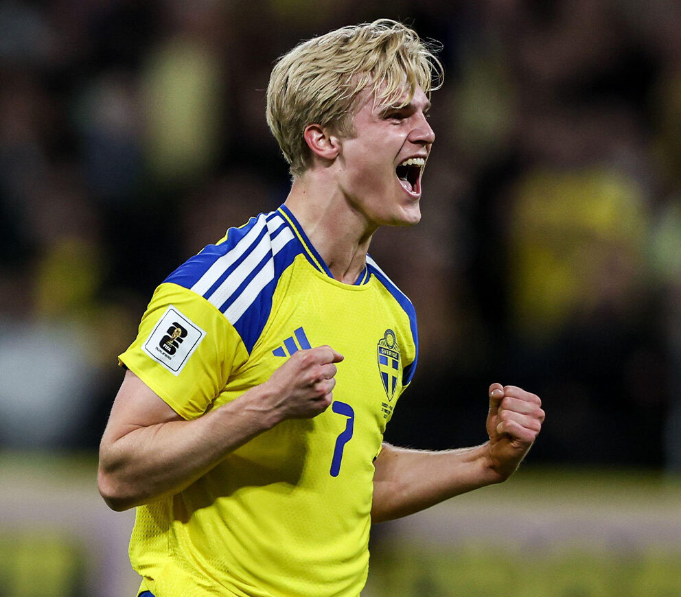 Solna, Sweden. Lucas Bergvall firar efter att ha gjort mål under playoff-finalen i de europeiska VM-kvalet till 2026 FIFA World Cup qualification mellan Sweden och Poland på Strawberry Arena. Slutresultat: Sweden 3–2 Poland.