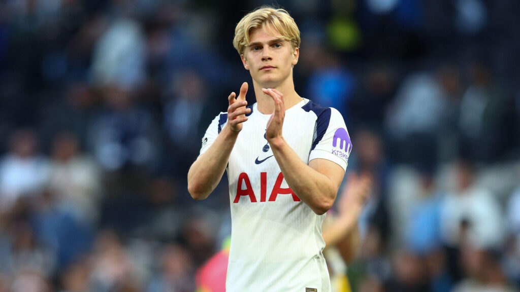 **London, Storbritannien. 18 april 2026. Tottenham Hotspurs Lucas Bergvall applåderar supportrarna efter Premier League-matchen mellan Tottenham Hotspur och Brighton & Hove Albion på Tottenham Hotspur Stadium. (Foto: Craig Mercer/Alamy Live News)**
