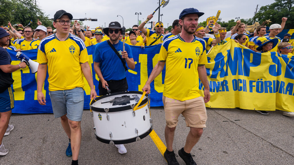 **Svenska supportrar inför grupp F-matchen mellan Japan och Sverige i fotbolls-VM 2026 den 25 juni 2026 i Dallas, USA.**

