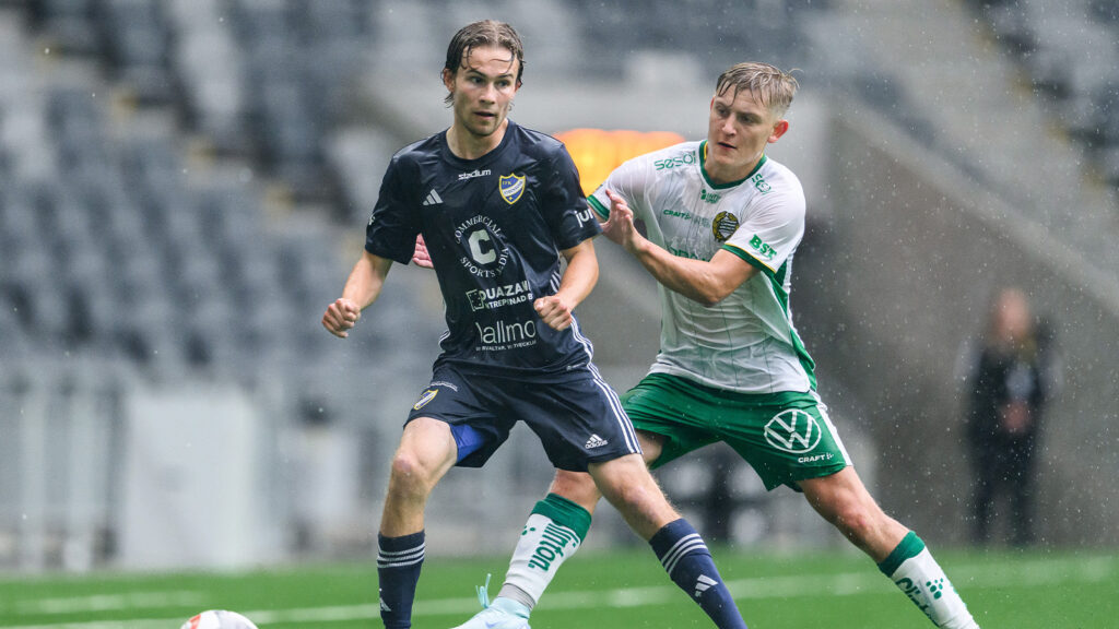 240829 IFK Stocksunds Marcus Norrman och Hammarbys Dennis Collander under fotbollsmatchen i Svenska Cupen mellan IFK Stocksund och Hammarby den 29 augusti 2024 i Stockholm.
