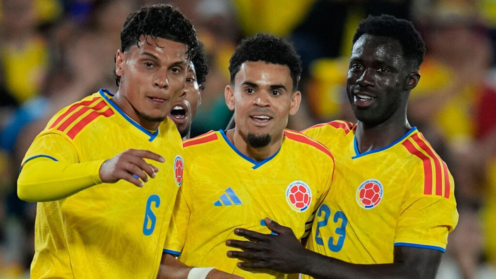 **Colombias Luis Díaz, i mitten, firar med sina lagkamrater efter att ha gjort sitt lags andra mål mot Costa Rica under en internationell träningslandskamp i fotboll i Bogotá, Colombia, måndagen den 1 juni 2026. (AP Photo/Fernando Vergara)**
