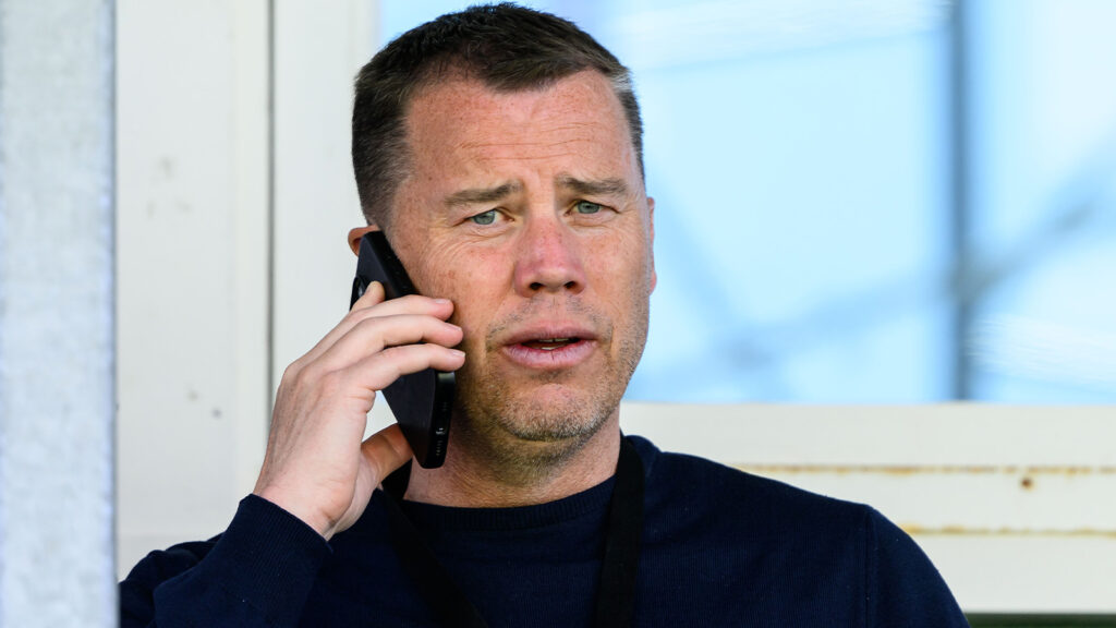 260502 Malmö FFs fotbollschef Daniel Andersson pratar i telefon inför fotbollsmatchen i Damallsvenskan mellan Rosengård och Malmö FF den 2 maj 2026 i Malmö.
