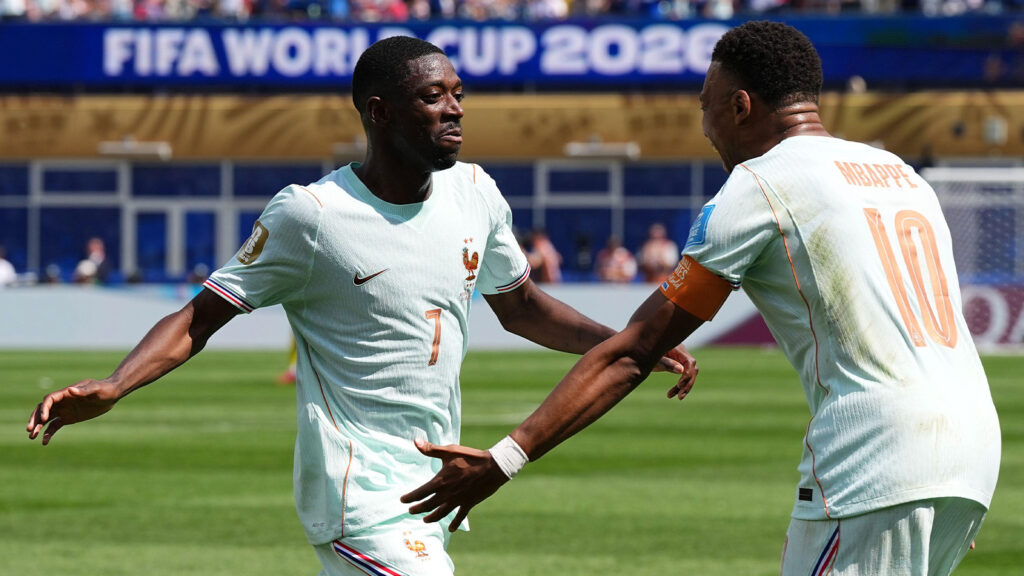 **Frankrikes Ousmane Dembélé firar sitt tredje mål tillsammans med Kylian Mbappé under grupp I-matchen mellan Norge och Frankrike i fotbolls-VM 2026 i Foxborough, nära Boston, USA, den 26 juni 2026. (Foto: AP Photo/Martin Meissner)**
