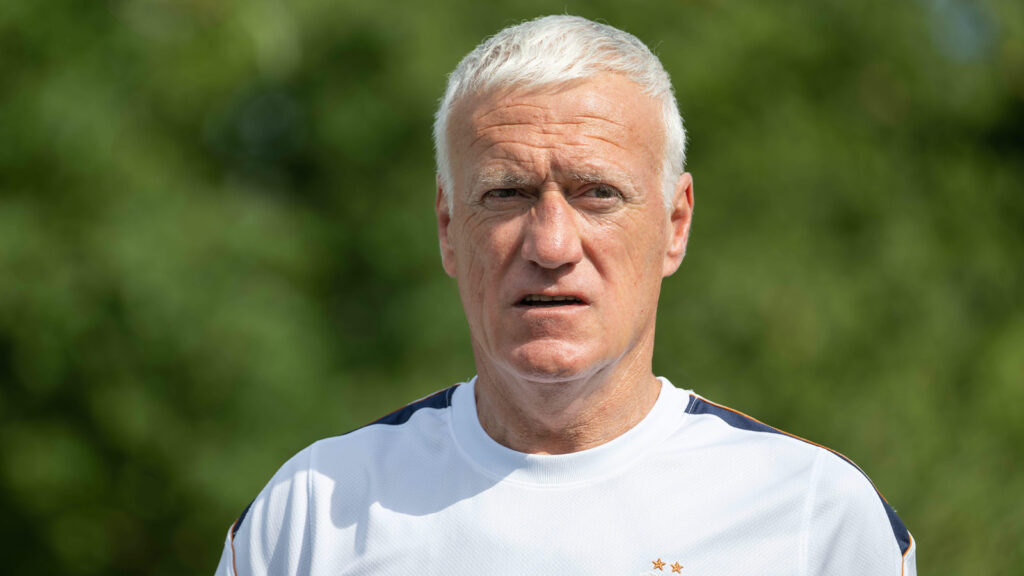 Clairefontaine-en-Yvelines, France. 1 juni 2026. Träningspass för Frances fotbollslandslag som en del av förberedelserna inför det kommande FIFA World Cup. Förbundskaptenen Didier Deschamps anländer till träningsanläggningen. Spelarna i det franska landslaget deltar i en träning inför det stundande världsmästerskapet. Källa: MAXPPP/Alamy Live News.
