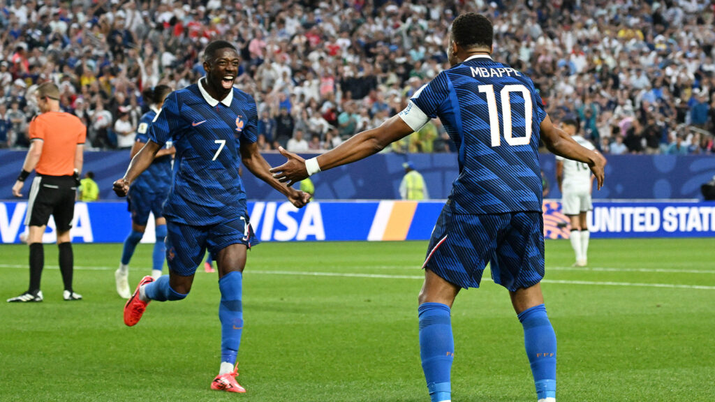 **Philadelphia, USA. 22 juni 2026. Frankrikes anfallare Kylian Mbappé (10) och Ousmane Dembélé firar under VM-matchen 2026 mellan Frankrike och Irak den 22 juni 2026 i Philadelphia, Pennsylvania. Foto: Olivier Douliery/ABACAPRESS.COM. Källa: Abaca Press/Alamy Live News.**