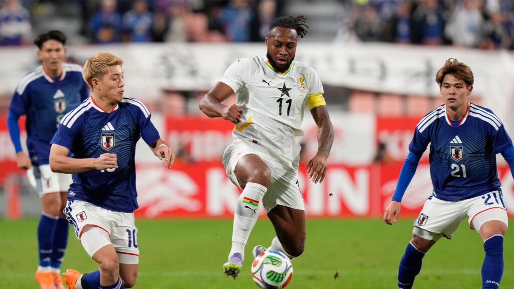 **FIL – Ghanas Antoine Semenyo, i mitten, kontrollerar bollen mot Japans Ritsu Dōan, till vänster, under den internationella träningslandskampen i fotboll mellan Japan och Ghana i Toyota, centrala Japan, fredagen den 14 november 2025. (AP Photo/Eugene Hoshiko, arkivbild)**
