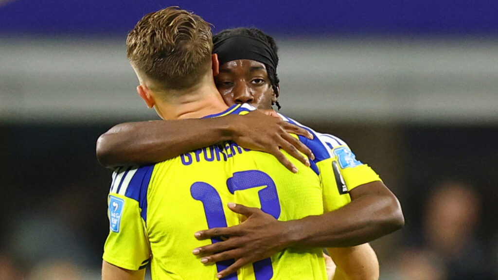 **Fotboll, VM – Grupp F – Japan mot Sverige – Dallas Stadium, Arlington, Texas, USA – 25 juni 2026. Sveriges Anthony Elanga firar sitt första mål tillsammans med Viktor Gyökeres. REUTERS/Hannah McKay.**
