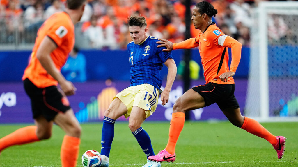 **Houston, USA. 20 juni 2026. Sveriges Viktor Gyökeres och Nederländernas Virgil van Dijk under fotbollsmatchen mellan Nederländerna och Sverige i grupp F på Houston Stadium i USA under fotbolls-VM.***Bild ingår i SPORTPAKETET. För övriga gäller BETALBILD.* Foto: Björn Larsson Rosvall/TT/Code 9200. Källa: TT Nyhetsbyrån/Alamy Live News.**

