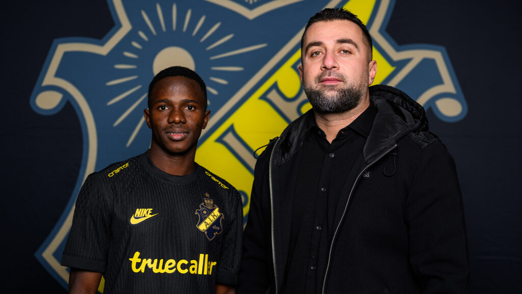 Shilla Mohamed Ismail poserar för ett porträtt tillsammans med Herish Sadi, Scout & Rekryteringsansvarig Ungdom, i samband med att han presenteras som ett nyförvärv för AIK den 20 januari 2026 i Stockholm.


