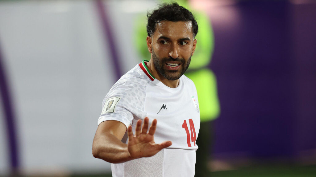 **Teheran, Iran – 20 mars 2025. Saman Ghoddos från Iran under kvalmatchen till fotbolls-VM 2026 (AFC, grupp A, omgång 7) mellan Iran och Förenade Arabemiraten.**
